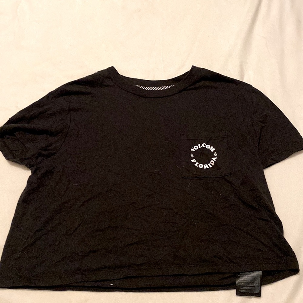 black cropped volcom t